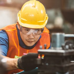 Asian Chinese engineer worker wearing safety suit helmet and eye 5 คุณสมบัติที่ดีของแว่นตานิรภัย…ที่เหมาะสมต่อการใช้งานมากที่สุด!
