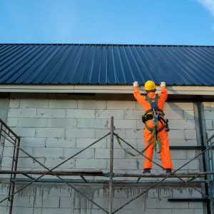 Roofer worker in protective uniform wear and safety line working 5 มาตรฐานความปลอดภัยในการทำงานที่มีความเสี่ยงสูงตามหลัก สสปท.