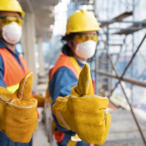 side-view-employee-with-safety-equipment 7 ความสำคัญของถุงมือที่ใช้ในระบบอุตสาหกรรม